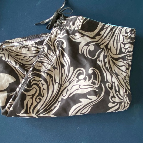 MAUI & SONS swim trunks- not lined - cool design 😎lots of pockets, tie @ waist! - Picture 2 of 14